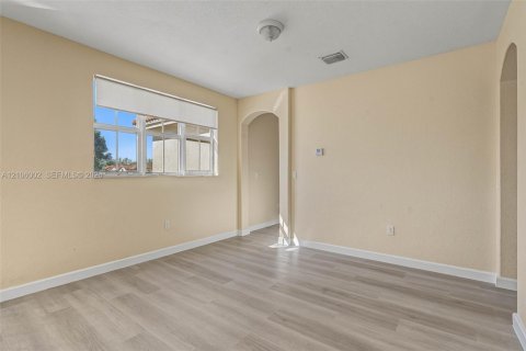 Villa ou maison à louer à Doral, Floride: 5 chambres, 337.79 m2 № 2414116 - photo 15