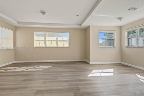 Villa ou maison à louer à Doral, Floride: 5 chambres, 337.79 m2 № 2414116 - photo 17
