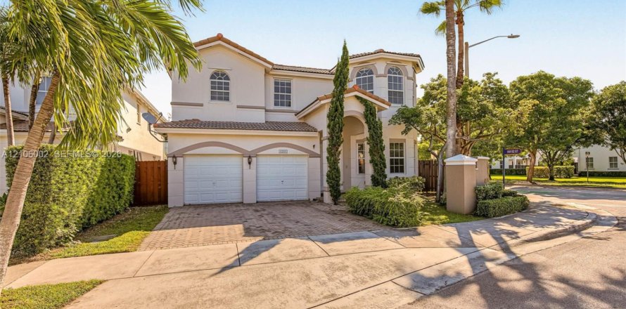 Villa ou maison à Doral, Floride 5 chambres, 337.79 m2 № 2414116