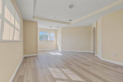 Villa ou maison à louer à Doral, Floride: 5 chambres, 337.79 m2 № 2414116 - photo 18