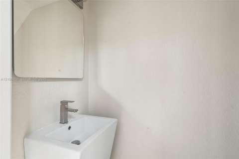 Villa ou maison à louer à Doral, Floride: 5 chambres, 337.79 m2 № 2414116 - photo 14