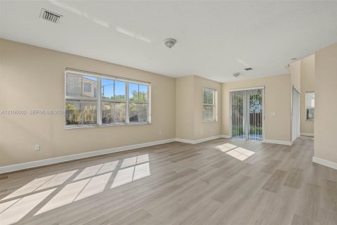Villa ou maison à louer à Doral, Floride: 5 chambres, 337.79 m2 № 2414116 - photo 13