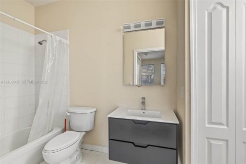 Villa ou maison à louer à Doral, Floride: 5 chambres, 337.79 m2 № 2414116 - photo 10