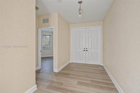 Villa ou maison à louer à Doral, Floride: 5 chambres, 337.79 m2 № 2414116 - photo 4