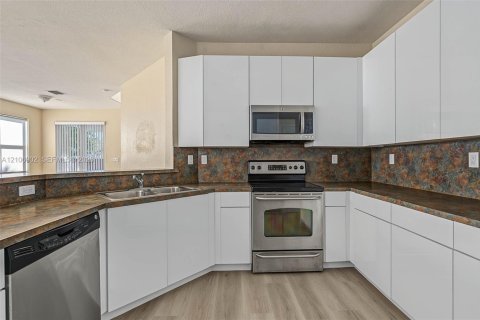 Villa ou maison à louer à Doral, Floride: 5 chambres, 337.79 m2 № 2414116 - photo 7