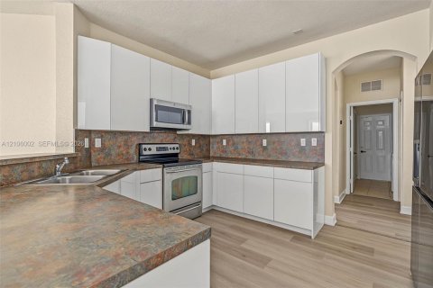 Villa ou maison à louer à Doral, Floride: 5 chambres, 337.79 m2 № 2414116 - photo 8