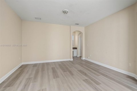 Villa ou maison à louer à Doral, Floride: 5 chambres, 337.79 m2 № 2414116 - photo 12