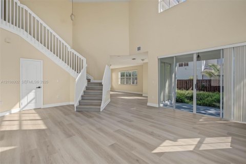 Villa ou maison à louer à Doral, Floride: 5 chambres, 337.79 m2 № 2414116 - photo 11