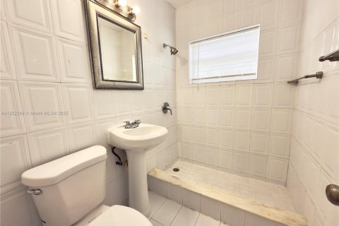 Casa en alquiler en Miami, Florida, 2 dormitorios, 148.27 m2 № 1976173 - foto 20
