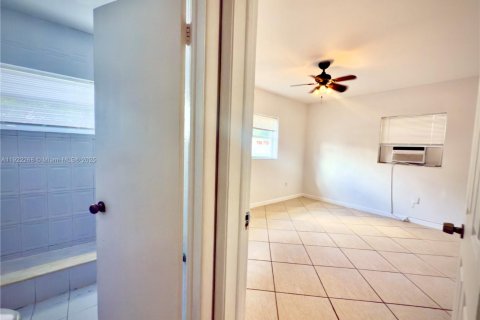 Casa en alquiler en Miami, Florida, 2 dormitorios, 148.27 m2 № 1976173 - foto 17