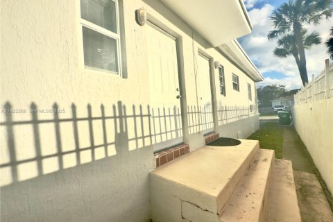 Casa en alquiler en Miami, Florida, 2 dormitorios, 148.27 m2 № 1976173 - foto 23