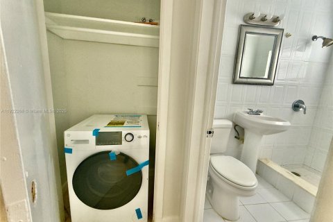 Casa en alquiler en Miami, Florida, 2 dormitorios, 148.27 m2 № 1976173 - foto 21