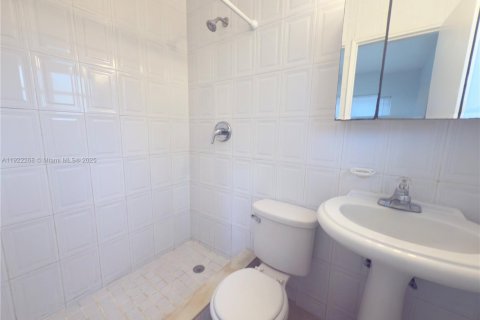 Casa en alquiler en Miami, Florida, 2 dormitorios, 148.27 m2 № 1976173 - foto 12