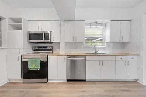 House in Miami, Florida 3 bedrooms, 114.73 sq.m. № 1887638 - photo 2