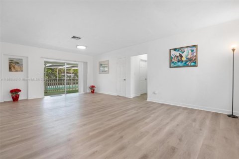 House in Miami, Florida 3 bedrooms, 114.73 sq.m. № 1887638 - photo 4