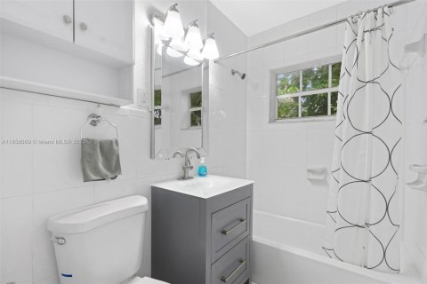 House in Miami, Florida 3 bedrooms, 114.73 sq.m. № 1887638 - photo 7