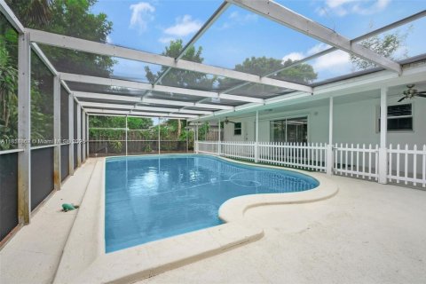 House in Miami, Florida 3 bedrooms, 114.73 sq.m. № 1887638 - photo 1