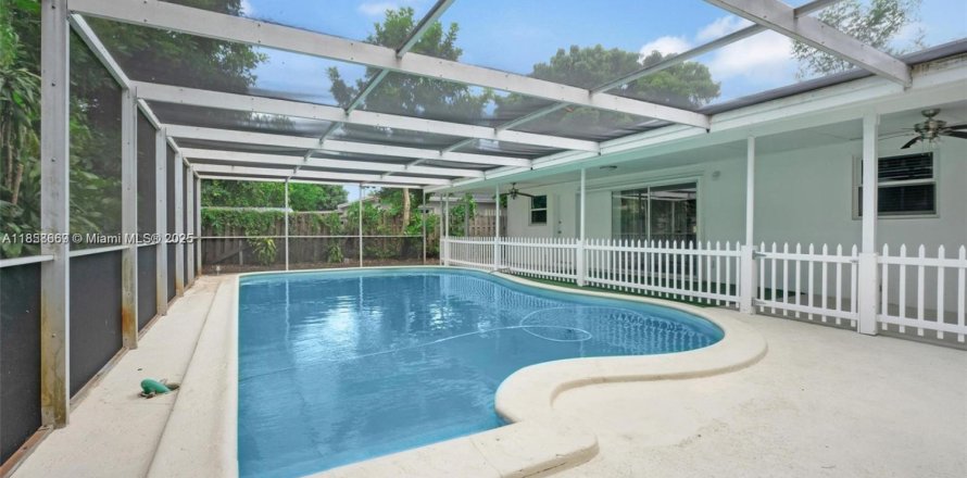 House in Miami, Florida 3 bedrooms, 114.73 sq.m. № 1887638