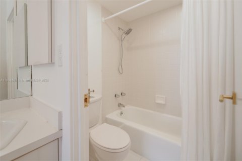 Снять в аренду кондоминиум в Халландейл-Бич, Флорида 2 спальни, 115.2м2, № 1700927 - фото 21