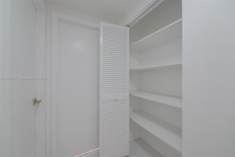 Снять в аренду кондоминиум в Халландейл-Бич, Флорида 2 спальни, 115.2м2, № 1700927 - фото 13