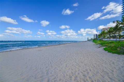 Condominio en Hallandale Beach, Florida, 2 dormitorios  № 1700927