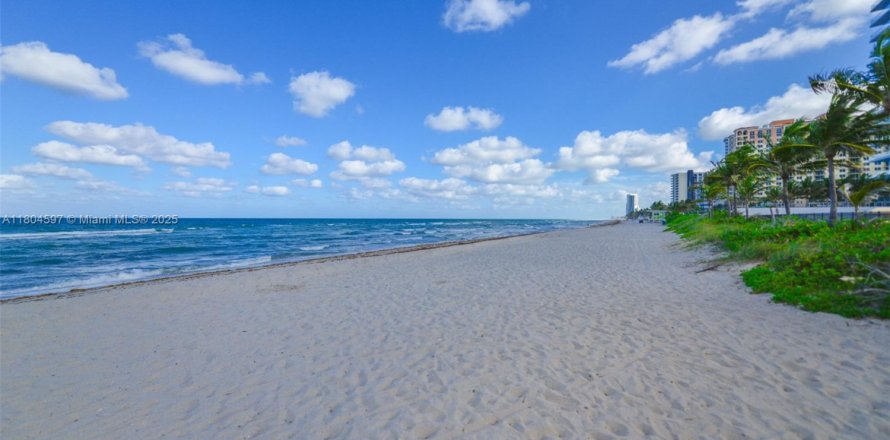 Кондоминиум с 2 спальнями в Халландейл-Бич, Флорида № 1700927