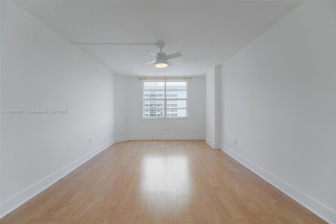 Снять в аренду кондоминиум в Халландейл-Бич, Флорида 2 спальни, 115.2м2, № 1700927 - фото 15