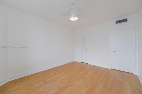 Снять в аренду кондоминиум в Халландейл-Бич, Флорида 2 спальни, 115.2м2, № 1700927 - фото 27