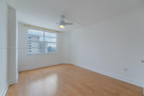 Снять в аренду кондоминиум в Халландейл-Бич, Флорида 2 спальни, 115.2м2, № 1700927 - фото 24