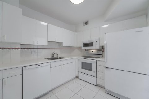 Снять в аренду кондоминиум в Халландейл-Бич, Флорида 2 спальни, 115.2м2, № 1700927 - фото 11