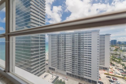 Снять в аренду кондоминиум в Халландейл-Бич, Флорида 2 спальни, 115.2м2, № 1700927 - фото 28