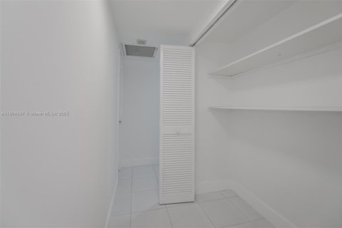 Снять в аренду кондоминиум в Халландейл-Бич, Флорида 2 спальни, 115.2м2, № 1700927 - фото 12