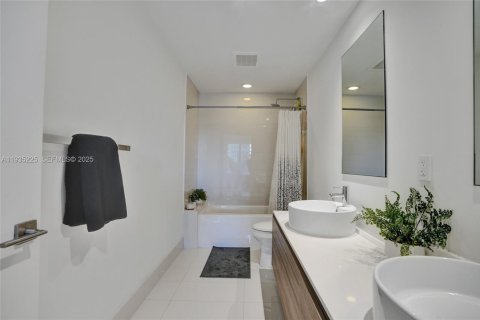 Condominio en venta en Miami, Florida, 2 dormitorios, 97.08 m2 № 1994061 - foto 3