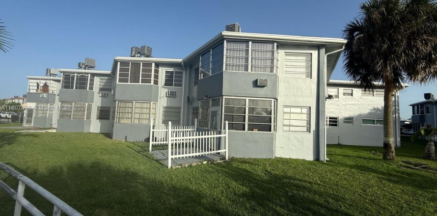 Condominio en Miami, Florida, 2 dormitorios № 1937476