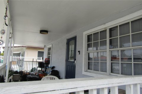 Immobilier commercial à vendre à Miami, Floride: 181.07 m2 № 2045156 - photo 2