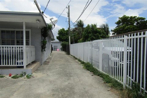 Immobilier commercial à vendre à Miami, Floride: 181.07 m2 № 2045156 - photo 3
