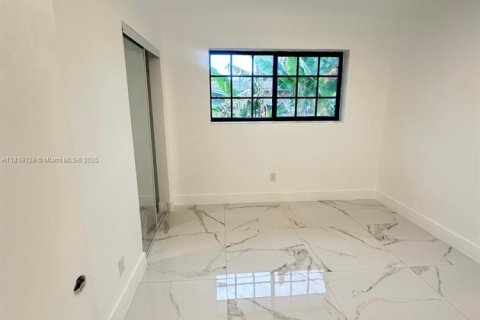 House in Miami, Florida 5 bedrooms, 221.29 sq.m. № 2034818 - photo 24