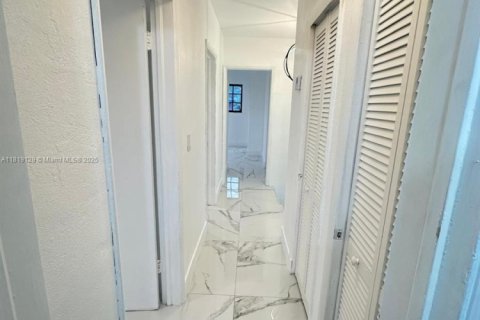 House in Miami, Florida 5 bedrooms, 221.29 sq.m. № 2034818 - photo 18