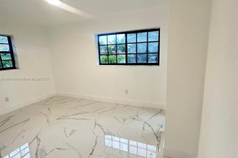 House in Miami, Florida 5 bedrooms, 221.29 sq.m. № 2034818 - photo 26