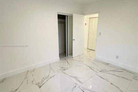 House in Miami, Florida 5 bedrooms, 221.29 sq.m. № 2034818 - photo 20