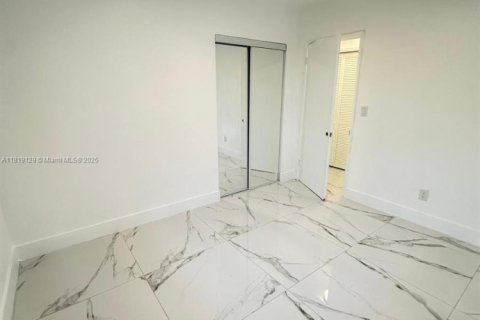 House in Miami, Florida 5 bedrooms, 221.29 sq.m. № 2034818 - photo 21