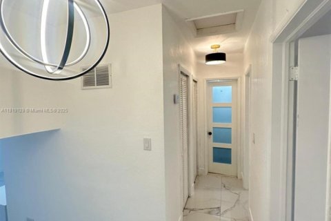 House in Miami, Florida 5 bedrooms, 221.29 sq.m. № 2034818 - photo 10