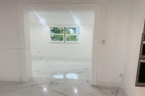 House in Miami, Florida 5 bedrooms, 221.29 sq.m. № 2034818 - photo 7