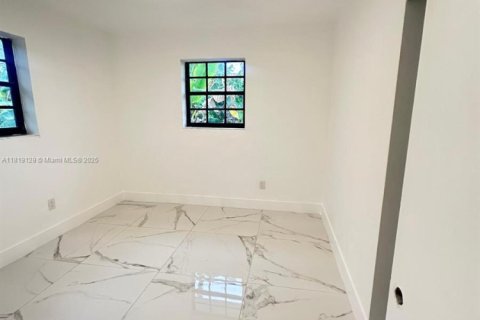 House in Miami, Florida 5 bedrooms, 221.29 sq.m. № 2034818 - photo 19
