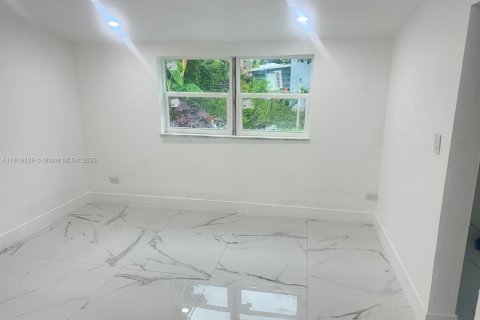 House in Miami, Florida 5 bedrooms, 221.29 sq.m. № 2034818 - photo 8