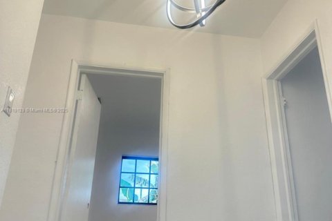 House in Miami, Florida 5 bedrooms, 221.29 sq.m. № 2034818 - photo 9