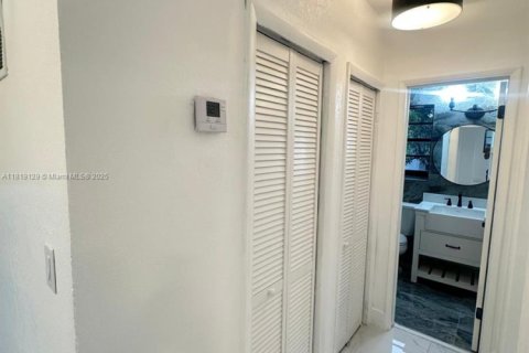 House in Miami, Florida 5 bedrooms, 221.29 sq.m. № 2034818 - photo 12