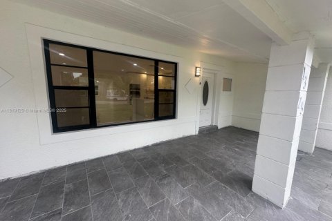 House in Miami, Florida 5 bedrooms, 221.29 sq.m. № 2034818 - photo 2