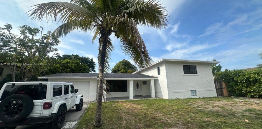 House in Miami, Florida 5 bedrooms, 221.29 sq.m. № 2034818