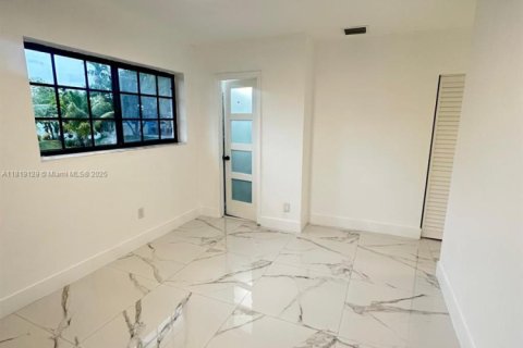 House in Miami, Florida 5 bedrooms, 221.29 sq.m. № 2034818 - photo 28
